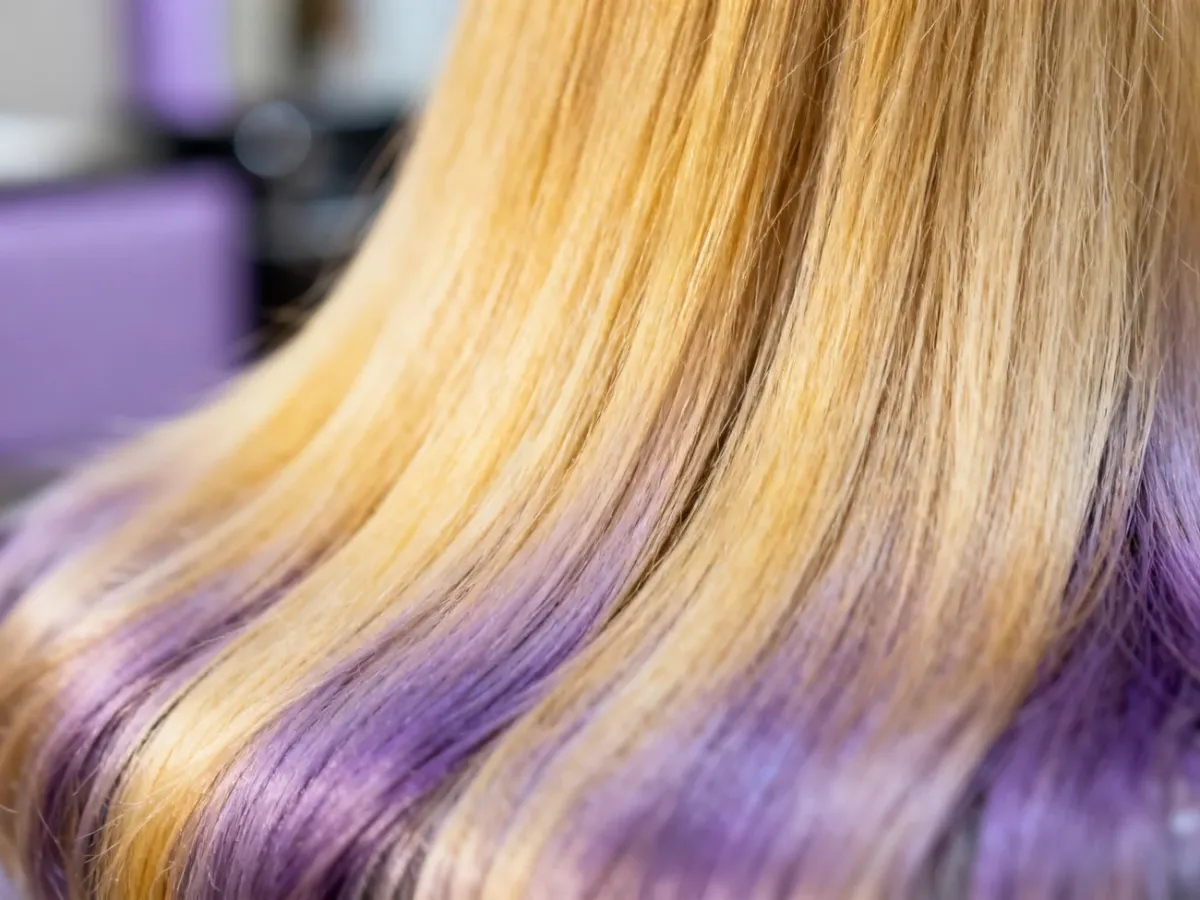 Blond włosy z widocznym ochłodzeniem żółtych refleksów